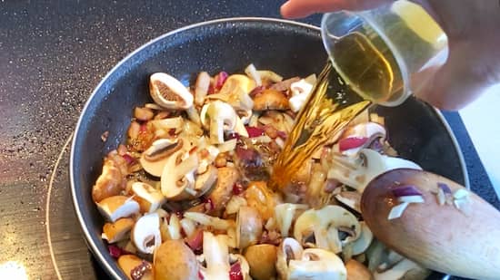 Se añade brandy o un vino para cocinar - La mesa del Conde