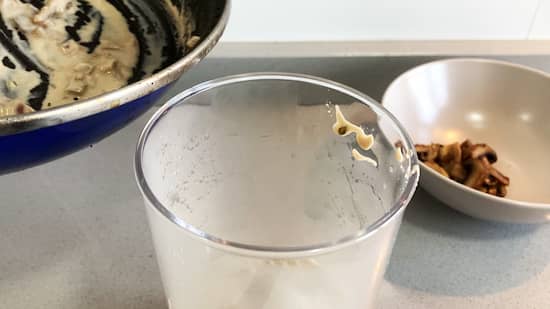 Para que la salsa sea más fina se tritura - La mesa del Conde