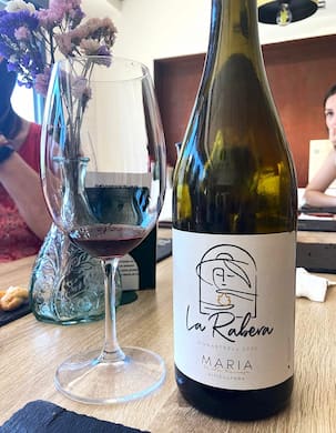 Botella y copa de vino tinto La Rabera Monastrell - La mesa del Conde