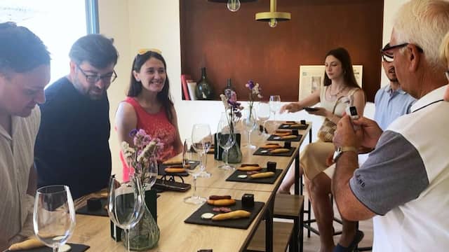 Listos para empezar la degustación de vinos de María de La Recueja - Destino y Sabor