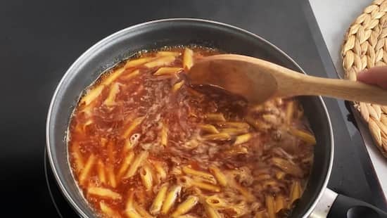 Remover la mezcla en el agua hirviendo - la mesa del Conde