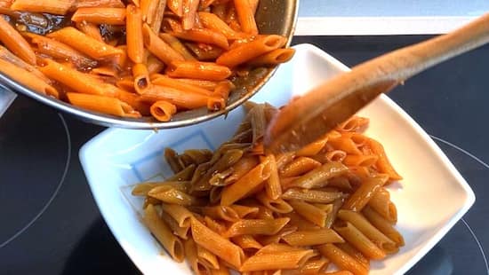 Emplatar los Penne all'Arrabiata - La mesa del Conde