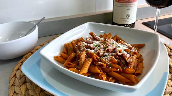 Presentación y maridaje de Penne all'Arrabbiata de Pasta Rotti - la mesa del Conde