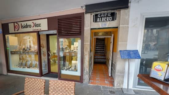 Acceso al Restaurante Café el Albero - La mesa del Conde