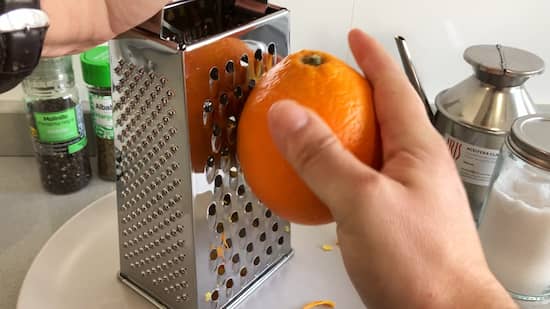 Se raspa la piel de una naranja - La mesa del Conde