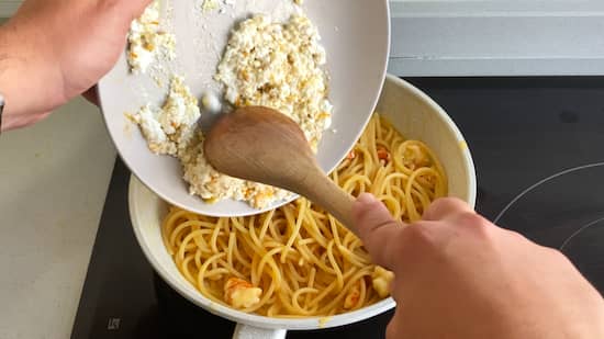 Ya sin fuego, se integra el queso requesón para hacer una salsa - La mesa del Conde