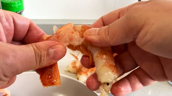 Se pelan los gambones y se retiran sus intestinos - La mesa del Conde