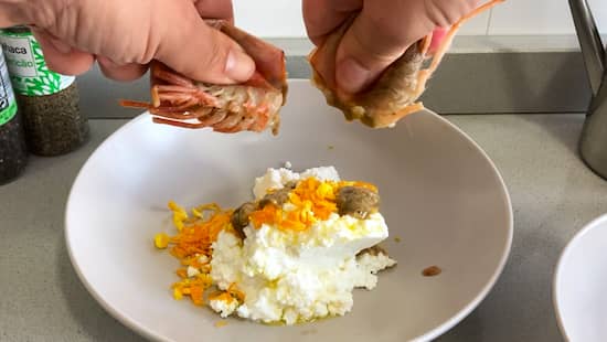 Se mezcla requesón con la naranja, aceite de oliva y las cabezas de los gambones - La mesa del Conde