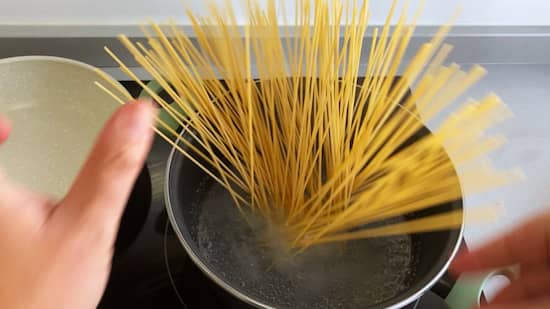 Se pone a cocer la pasta en abundante agua con sal - La mesa del Conde