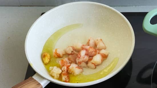 Se sofríen las colas de los gambones en aceite aromatizado - La mesa del Conde