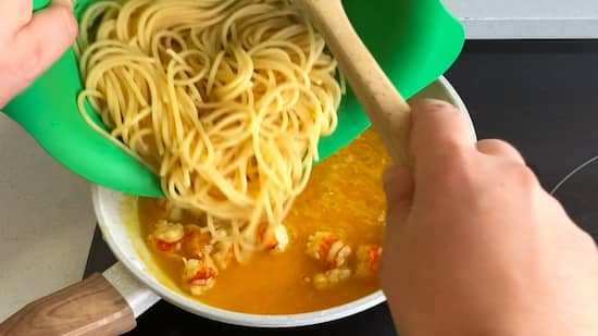 Se añade la pasta a medio cocer y se sofríe con las colas de gambones - La mesa del Conde