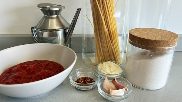 Ingredientes de los Spaghetti all'Assesina - La mesa del Conde
