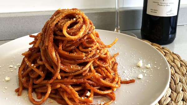 Presentación y maridaje de estos Spaghetti all'Assessina - La mesa del Conde