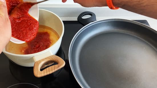 Se prepara un caldo de salsa de tomate con el ajo y un poco de sal - La mesa del Conde