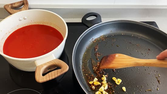 Se sofríe el ajo laminado y el picante - La mesa del Conde