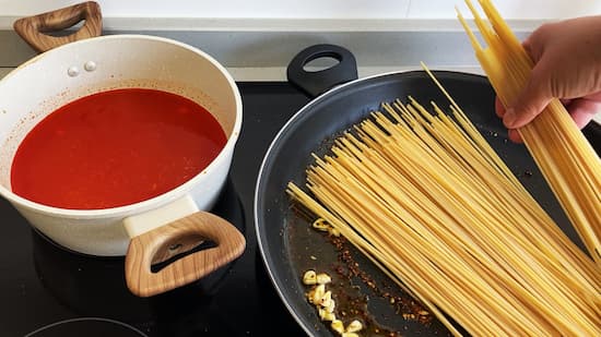 A la sartén se le añade la pasta - La mesa del Conde