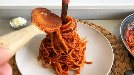 Se emplata haciendo un cono de pasta - La mesa del Conde