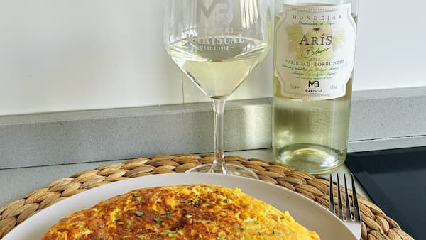 Armonía del vino Aris Blanco de Bodegas Mariscal con una tortilla de patatas - La mesa del Conde