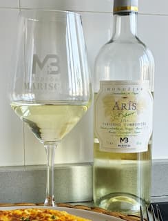 Botella y copa de vino del Aris Blanco de Bodegas Mariscal- La mesa del Conde
