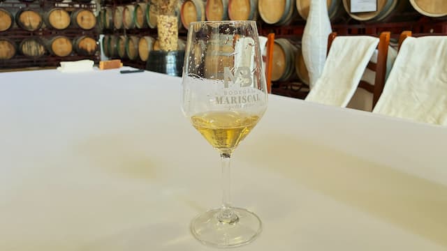 Vino elaborado con sistema de criaderas en Bodegas Mariscal usando la variedad Torrontés - La mesa del Conde