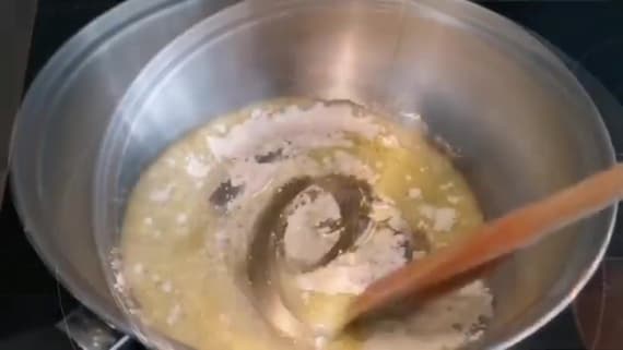 En una sartén se sofríe en aceite de oliva virgen extra, o mantequilla, una cucharada de harina de trigo - La mesa del Conde