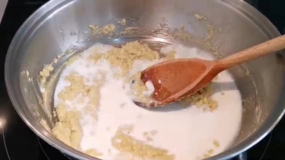 Cuando está bien integrada, se añade leche fría y se remueve sin parar para que no se creen grumos - La mesa del Conde