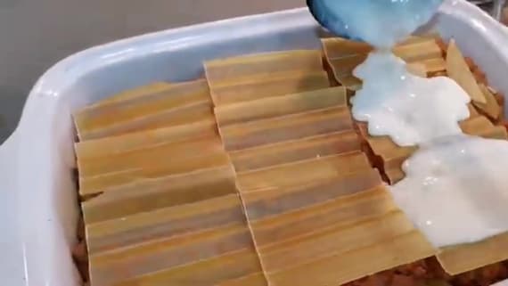 Con la bechamele hecha, se añade sobre la última capa de pasta de la lasaña - La mesa del Conde