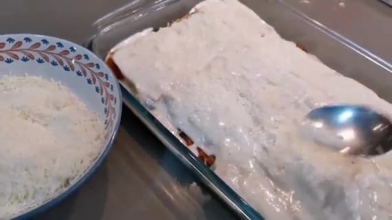 Se pone más queso sobre la bechamele para luego gratinar - La mesa del Conde