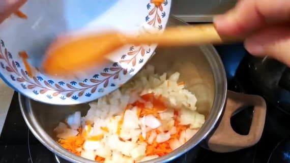 Se sofríen las verduras en una olla con aceite de oliva virgen extra - La mesa del Conde