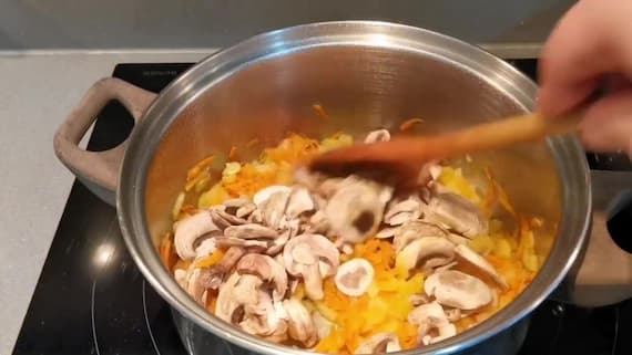 Se sofríen unos champiñones laminados al sofrito - La mesa del Conde