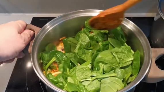 Se añaden las espinacas que sofríen con el resto de las verduras - La mesa del Conde