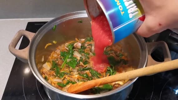 Se añade un vaso de vino blanco y después tomate triturado - La mesa del Conde