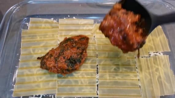 Sobre las láminas de pasta, se pone el relleno de espinacas y tomate - La mesa del Conde