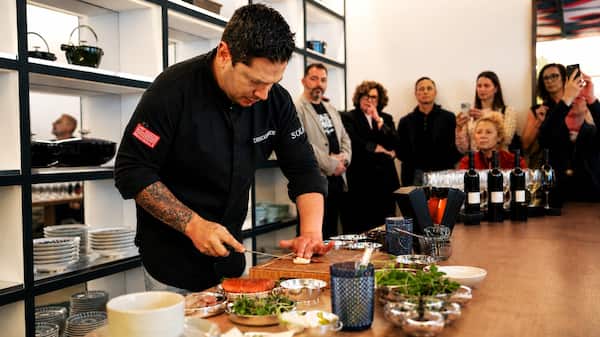 Diego Gallegos trabajando con los cuchillos Four Star de Zwilling - Imagen de la marca