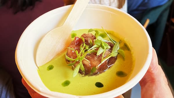 Tartar de atún con caviar con grasa de vaca y leche de tigre - imagen de la marca