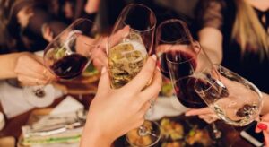 Celebrando con vino - Imagen de Vinetur