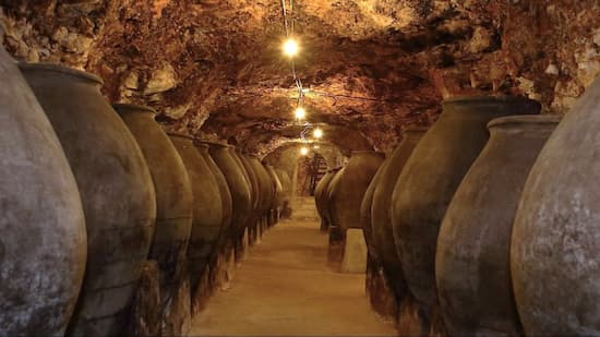 Sala de tinajas de Bodegas Peral, en la DO. Madrid - Imagen de la bodega